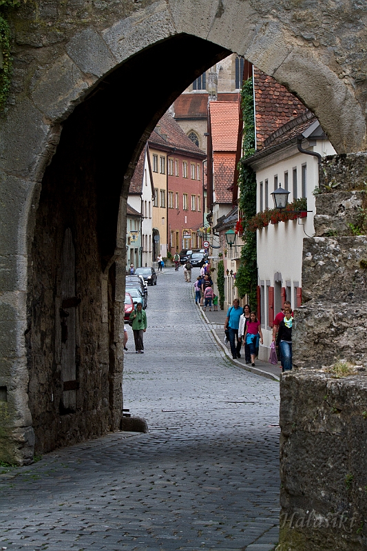 IMG_3575.jpg - Rothenburg ob der Tauber. Promieniste uliczki od murów w kierunku ratusza...