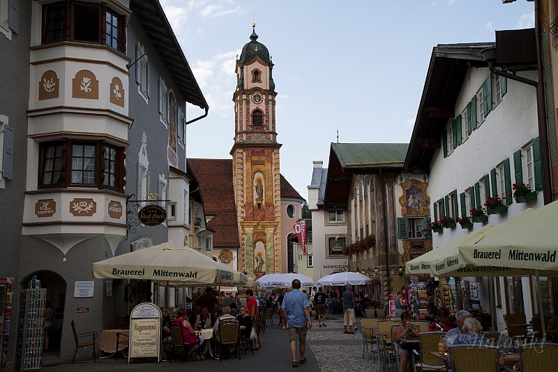 IMG_2924.jpg - Mittenwald.  Pasaż z wieżą uważaną za najpiękniejszą w Górnej Bawarii.