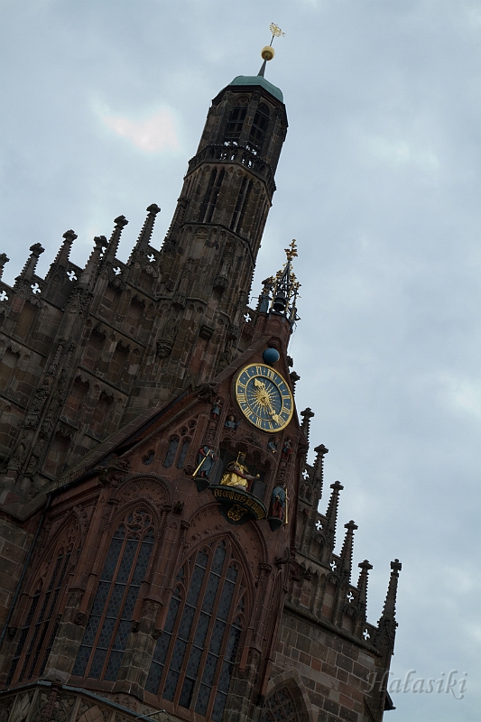 Bawaria_550.jpg - Frauenkirche (koś. NMP) ze słynnym Mannleinlaufen (zegarem) odtwarzającym scenę hołdu...