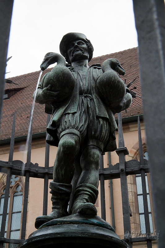 Bawaria_555.jpg - Fontanna Gansemannchen (1555r) ozdobiona posągiem rolnika trzymającego gęsi...