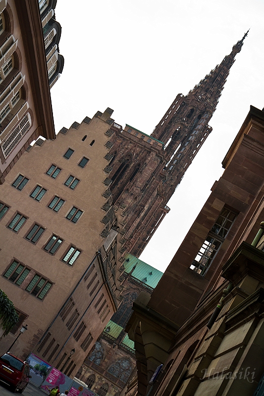 Strasbourg_038.jpg - Strasbourg. Z katedrą w tle.