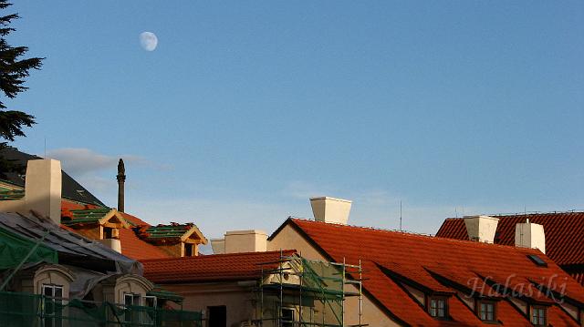 IMG_2407.JPG - Księżyc nad Malą Straną