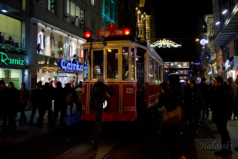 IMG_5821.jpg - Beyoglu i turystyczny tramwaj.